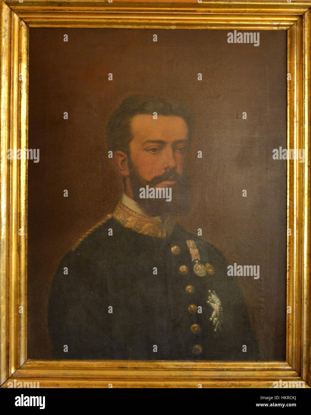 Questo ritratto del XIX secolo raffigura Amadeo i di Savoia, re di Spagna dal 1870 al 1873. Il dipinto ad olio cattura la dignità regale e la solennità del re, che regnò durante un periodo turbolento della storia spagnola. Conosciuto per il suo breve e impegnativo regno, l'immagine di Amadeo i in questa opera enfatizza il suo legame con la monarchia spagnola e la nobiltà europea. Foto Stock