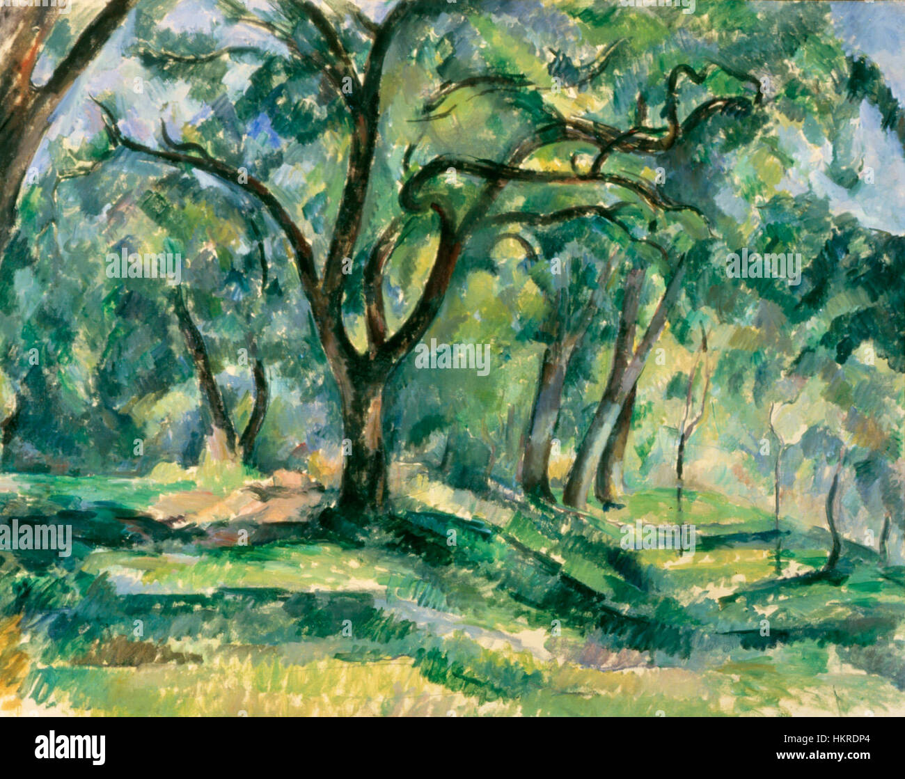 Questo dipinto ad olio di Paul Cézanne, intitolato *la foresta*, cattura un paesaggio sereno con alberi fitti e una luce diffusa che enfatizza la profondità e la consistenza della foresta. L'uso di Cézanne della tecnica e del colore del pennello crea un ambiente dinamico e coinvolgente. Foto Stock