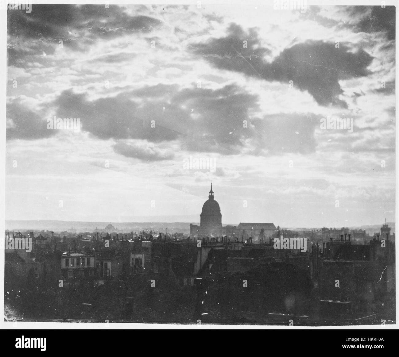 Questa fotografia degli anni '1850 di Charles Marville cattura una spettacolare formazione di nuvole su Parigi, mostrando l'evoluzione dello skyline della città. Il lavoro di Marville è noto per la sua prima documentazione sui paesaggi urbani parigini e le condizioni atmosferiche. Foto Stock