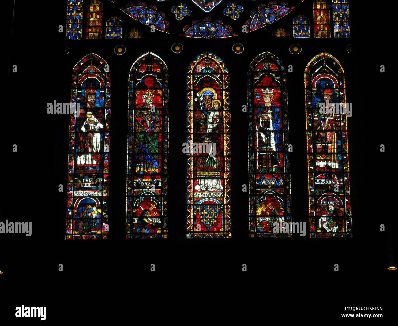 Una fotografia della magnifica Cattedrale di Chartres, che mostra la sua splendida architettura gotica e le intricate vetrate colorate. Foto Stock