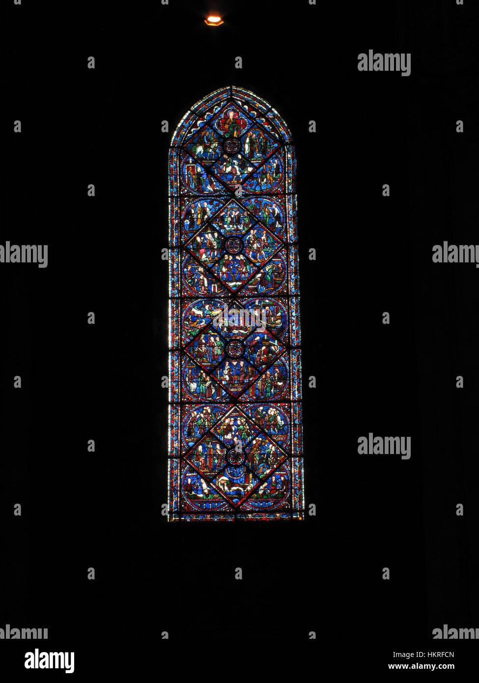 Un'immagine dettagliata della Cattedrale di Chartres, una delle strutture gotiche più iconiche della Francia. La cattedrale è rinomata per le sue splendide vetrate colorate e la sua bellezza architettonica, un capolavoro di ingegneria medievale e devozione religiosa. Foto Stock