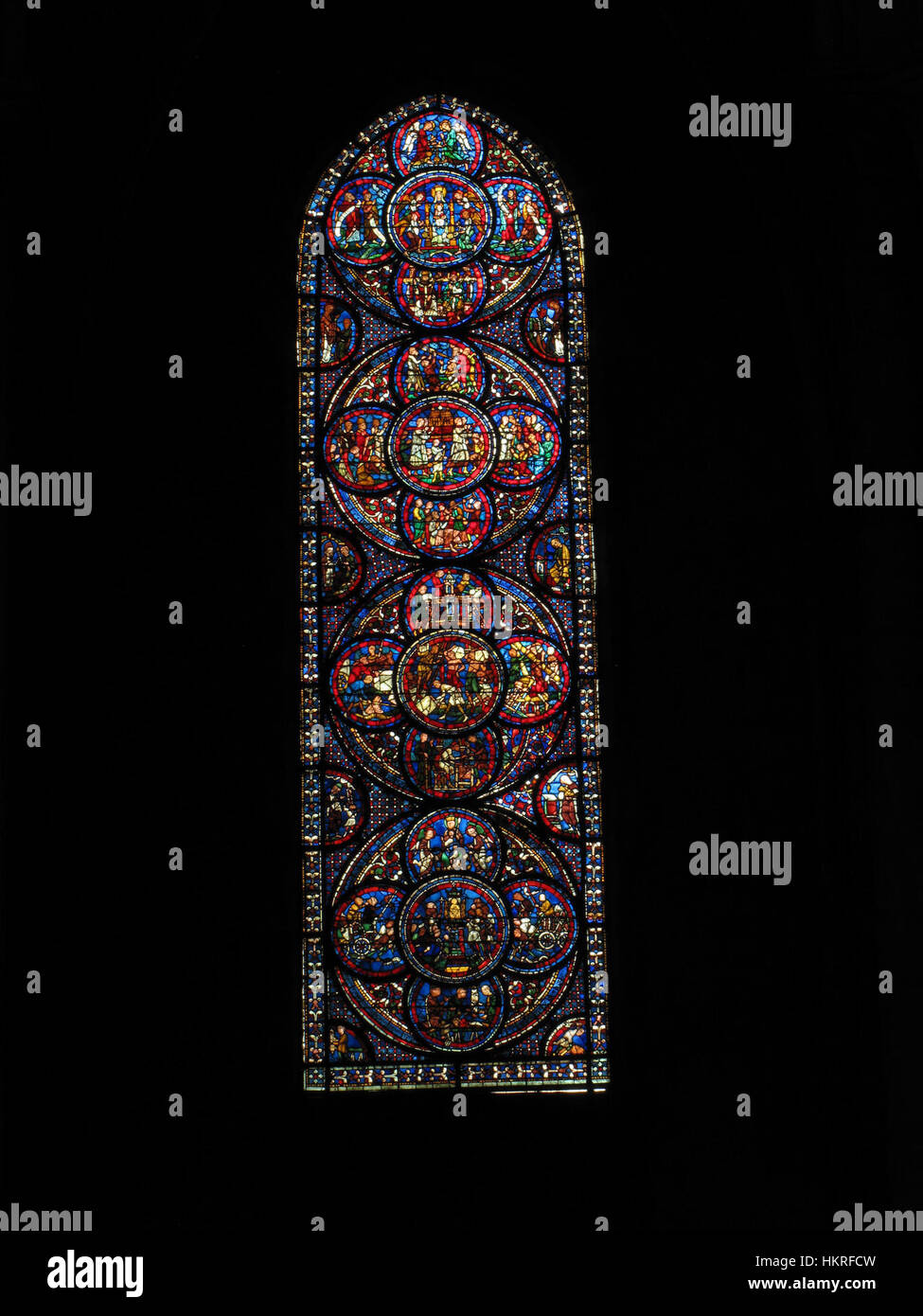 Cattedrale di Chartres in Francia, un capolavoro di architettura gotica, conosciuta per le sue splendide vetrate colorate e il design architettonico. Si tratta di un importante sito storico e religioso, costruito nel XII e XIII secolo. Foto Stock