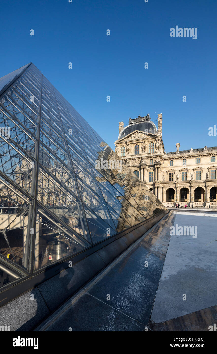 Palazzo del Louvre, il museo e la piramide, Parigi, Francia Foto Stock