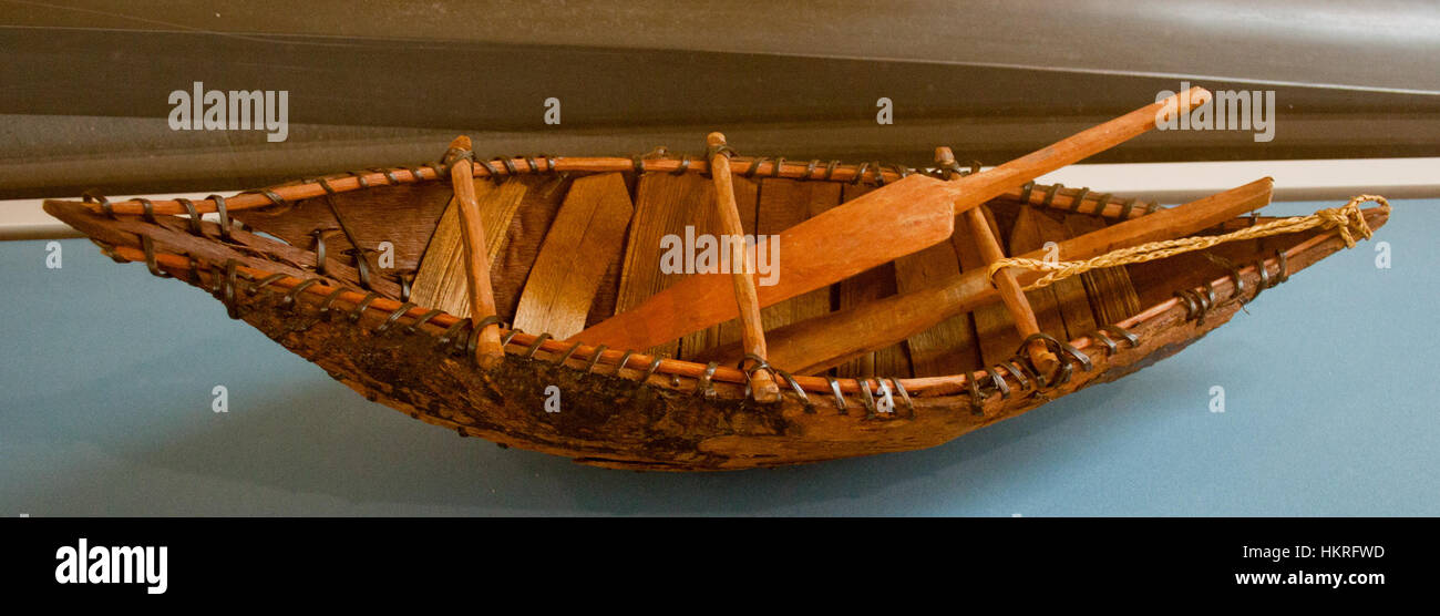 Il modello di canoa Yaghan dal Cile, esposto nei Musei Vaticani, rappresenta l'artigianato indigeno del popolo Yaghan (Yamana). Il modello riflette le tradizionali tecniche di costruzione di imbarcazioni utilizzate dallo Yaghan per sopravvivere in ambienti difficili. Foto Stock