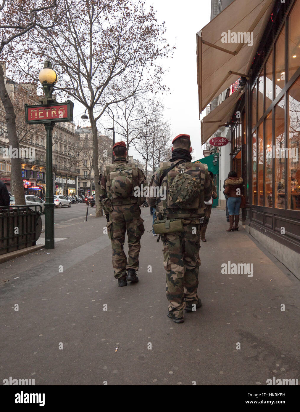 Francese soldati dell esercito pattugliano la strada principale a Parigi, Francia Foto Stock