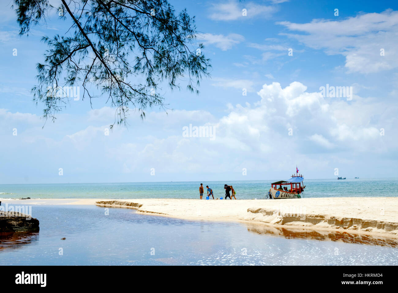 I turisti atterrano su una spiaggia sull'isola di Koh Ta Kiev in Cambogia Foto Stock