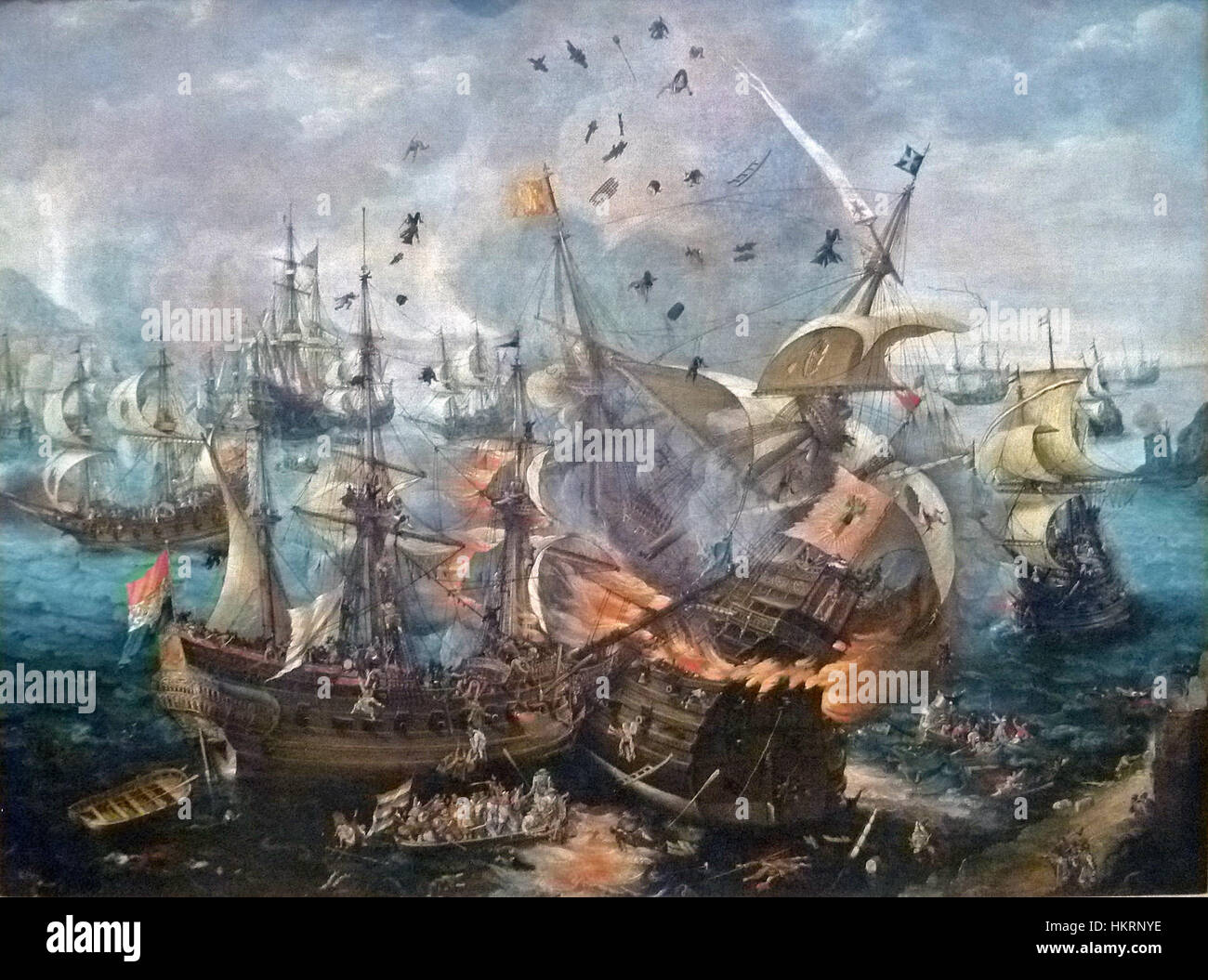 Questo drammatico dipinto di Cornelis Claesz van Wieringen cattura l'esplosione della nave dell'ammiraglio spagnolo durante la battaglia di Gibilterra. L'opera enfatizza il caos e l'intensità della guerra navale nel XVII secolo. Foto Stock