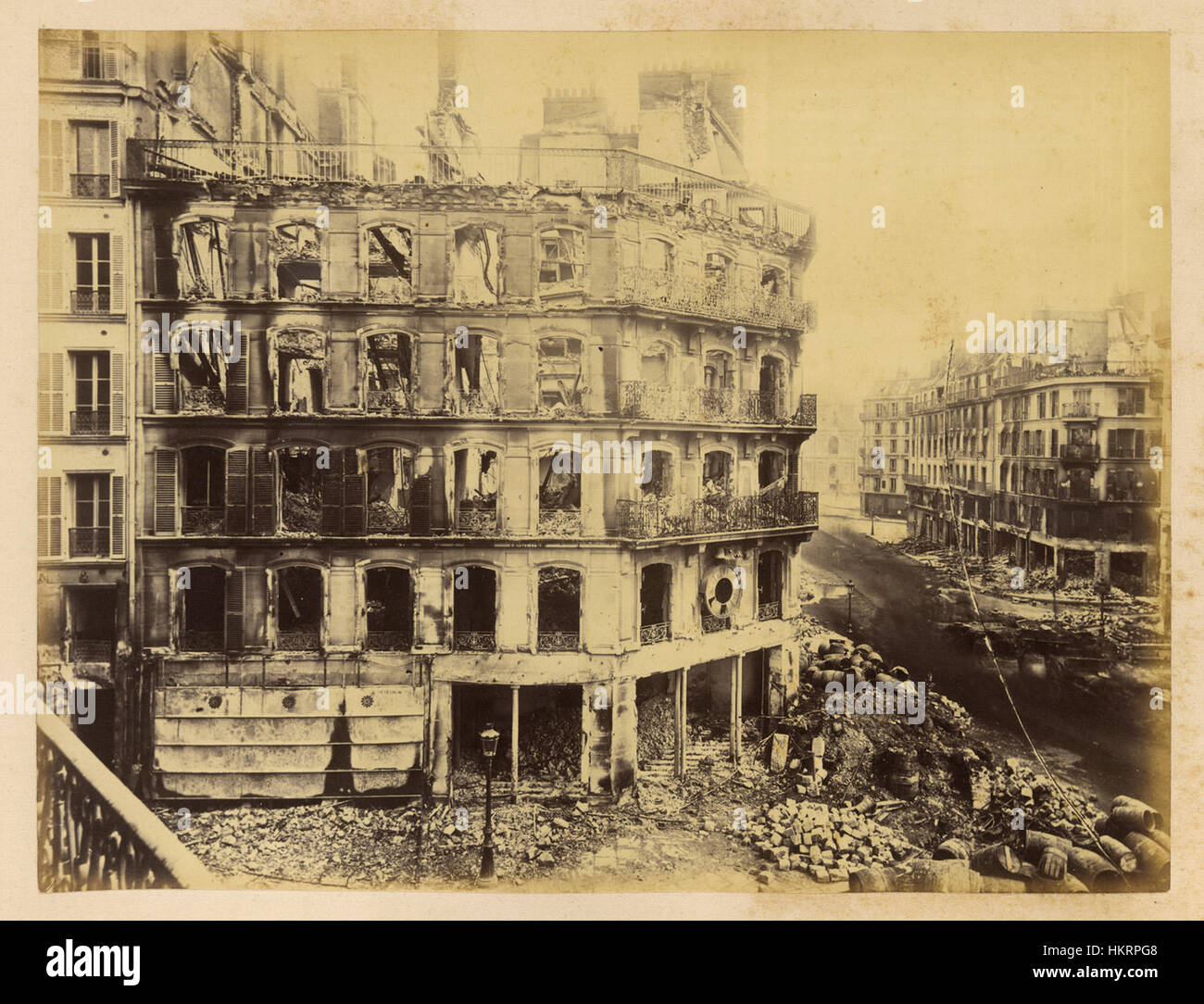 Questo dipinto raffigura l'incrocio tra Rue Rivoli e Rue Saint-Martin, due famose strade di Parigi, che catturano il trambusto della vita di strada parigina del XIX secolo. Foto Stock