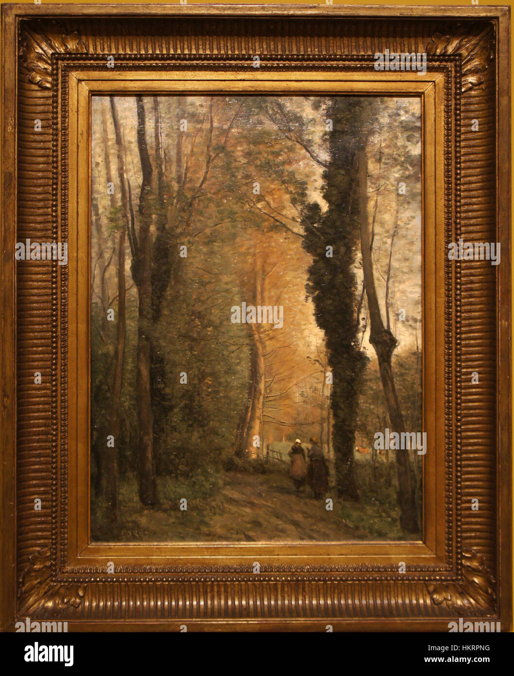 Il dipinto di Corot un chemin sous les arbres au printemps (un sentiero sotto gli alberi in primavera) raffigura una tranquilla scena primaverile con alberi che costeggiano un sentiero. L'opera sottolinea il rinnovamento della natura e la bellezza serena, caratteristica dello stile paesaggistico di Corot durante il XIX secolo. Foto Stock