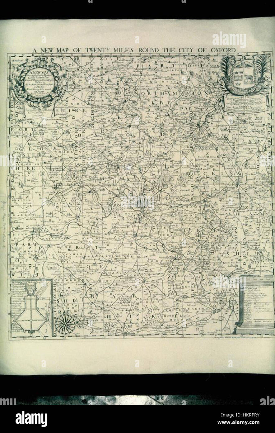 Una mappa storica, "A New Map of Twenty Miles Round the City of Oxford", creata per fornire informazioni geografiche dettagliate sull'area circostante Oxford. Questa antica mappa mostra le città circostanti, i luoghi di interesse e i corsi d'acqua, riflettendo lo stile cartografico dell'epoca. Foto Stock