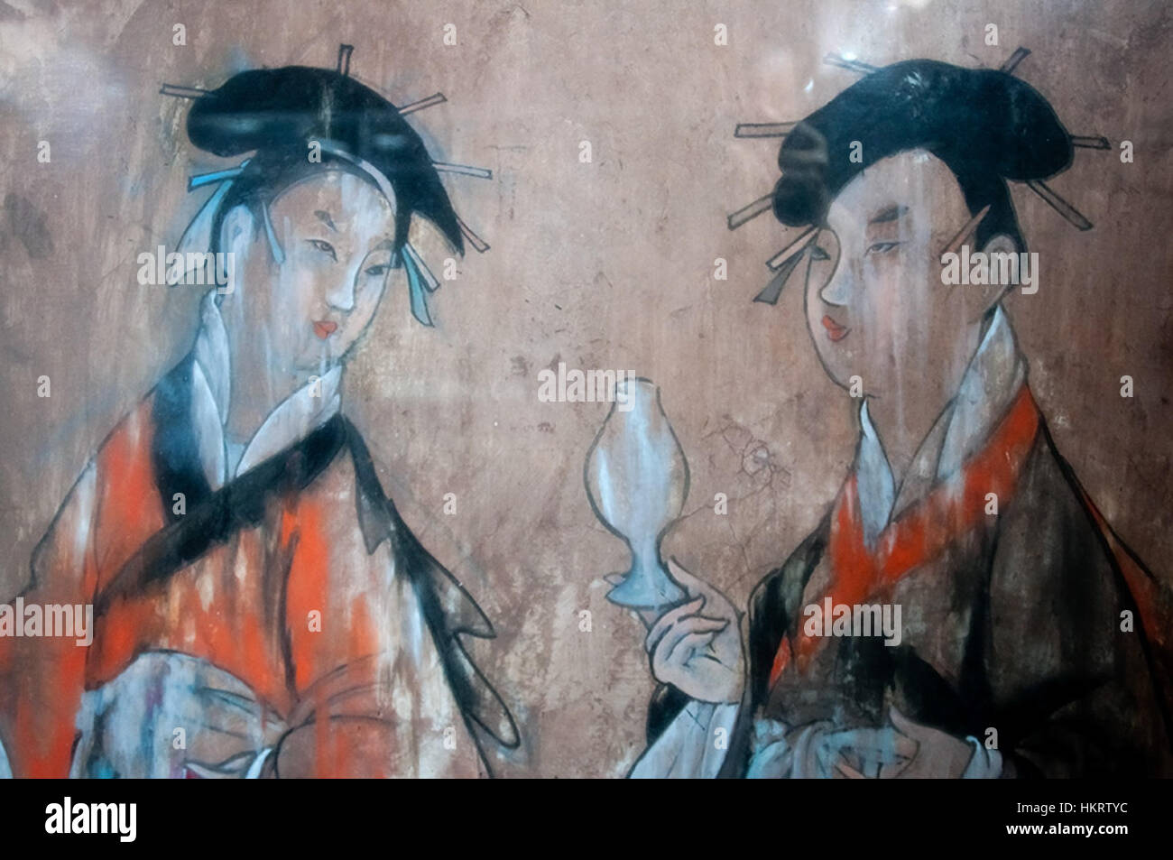 Questo dettaglio murale della tomba di Dahuting in Cina, risalente al periodo Han orientale, mostra le donne vestite con abiti tradizionali di Hanfu. Questi murales forniscono preziose informazioni sulla moda, i costumi e la vita sociale dell'antica Cina durante questo periodo. Foto Stock
