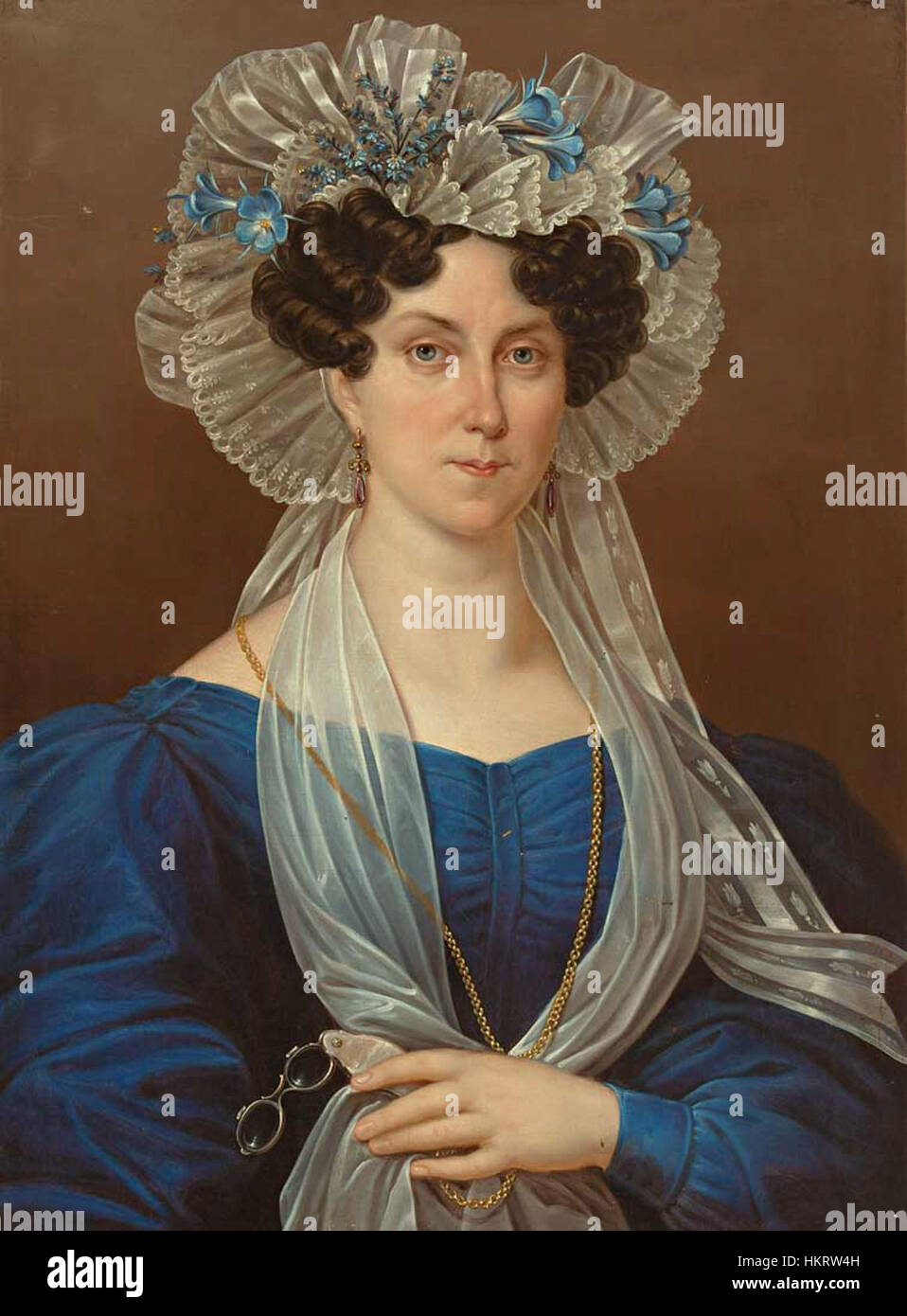 Questo dipinto presenta un ritratto femminile vestito con un abito blu con un capo in pizzo, che incarna l'eleganza e la moda del tempo. Il pezzo presenta ritratti classici con particolare attenzione ai dettagli e alla moda di un'epoca passata. Foto Stock