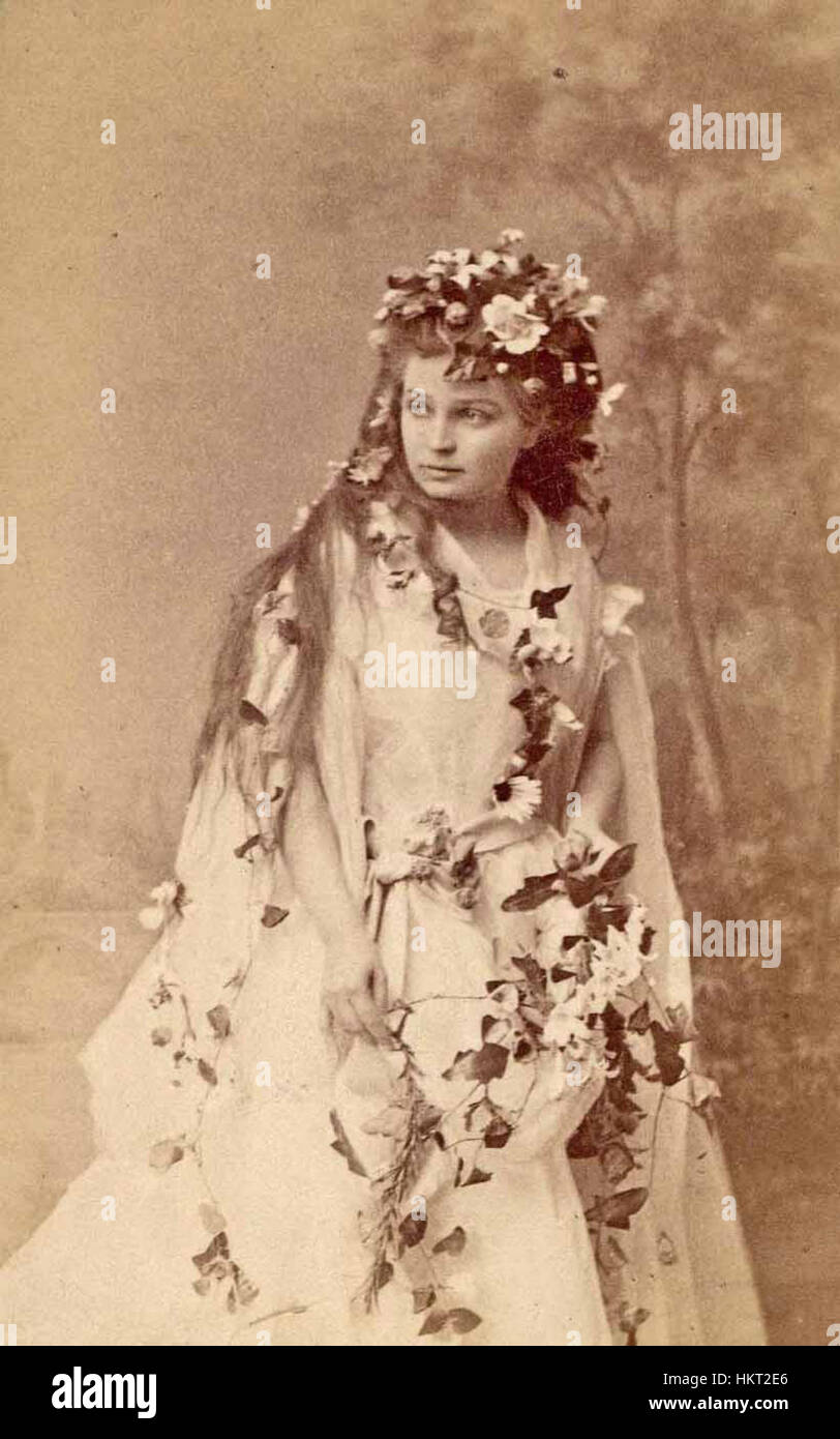 Questo ritratto del 1870 raffigura Ilka Markovits, una rinomata dottoressa dell'epoca, catturata in uno stile artistico formale che mostra la sua professione medica durante la fine del XIX secolo. Foto Stock