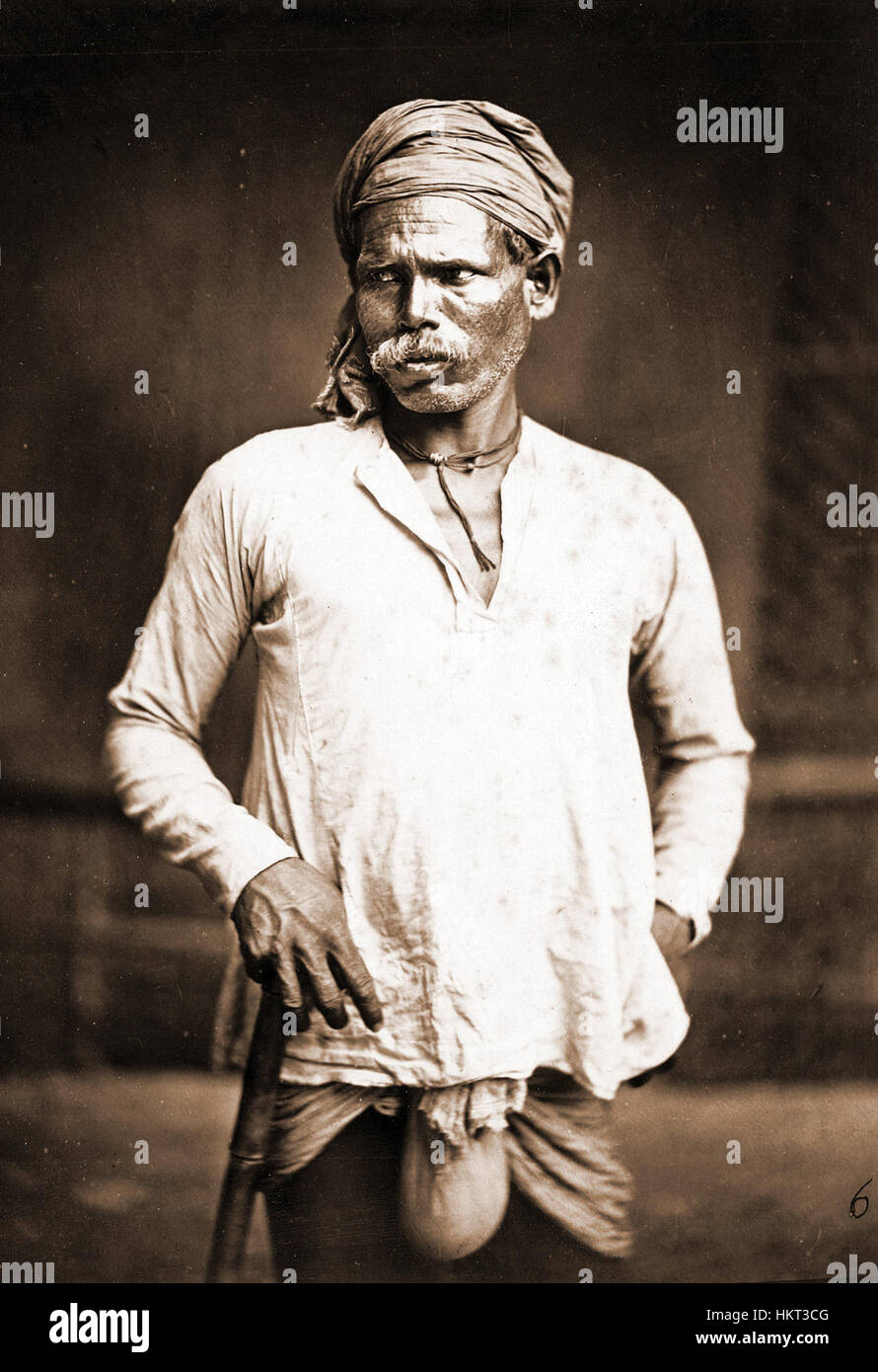 Questa immagine raffigura un kurta tradizionale dell'uomo proveniente dal Bengala orientale intorno al 1860. Il kurta, un elemento chiave dell'abbigliamento dell'Asia meridionale, rappresenta le pratiche culturali e gli stili di abbigliamento del periodo. L'uso di tessuti naturali e ricami riflette le tradizioni di abbigliamento regionali e storiche del Bengala nel XIX secolo. Foto Stock