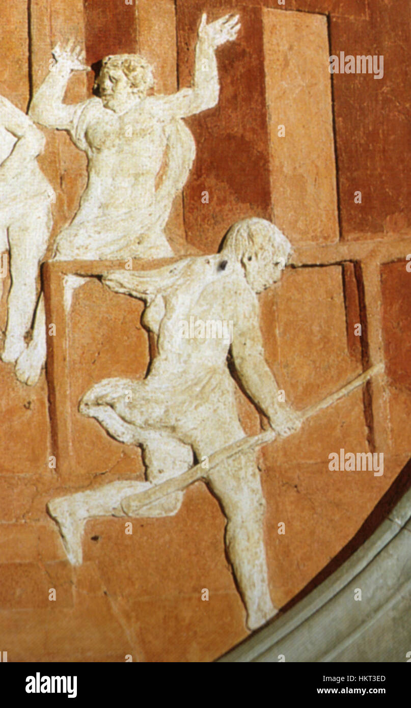 Questa dettagliata sezione della "Resurrezione di Drusiana" di Donatello (1434-43) illustra l'abilità dell'artista nell'arte scultorea. L'opera, parte di una serie sulla storia di San Giovanni Evangelista, enfatizza il dramma e i temi religiosi inerenti al Rinascimento. Foto Stock