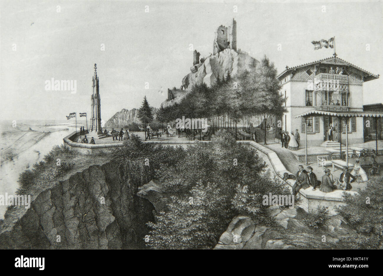 Il Drachenfelsgasthof Denkmal, un monumento progettato da August Karstein, commemora il monte Drachenfels in Germania. Il monumento è un simbolo di orgoglio regionale e serve come tributo al significato storico della zona. Foto Stock