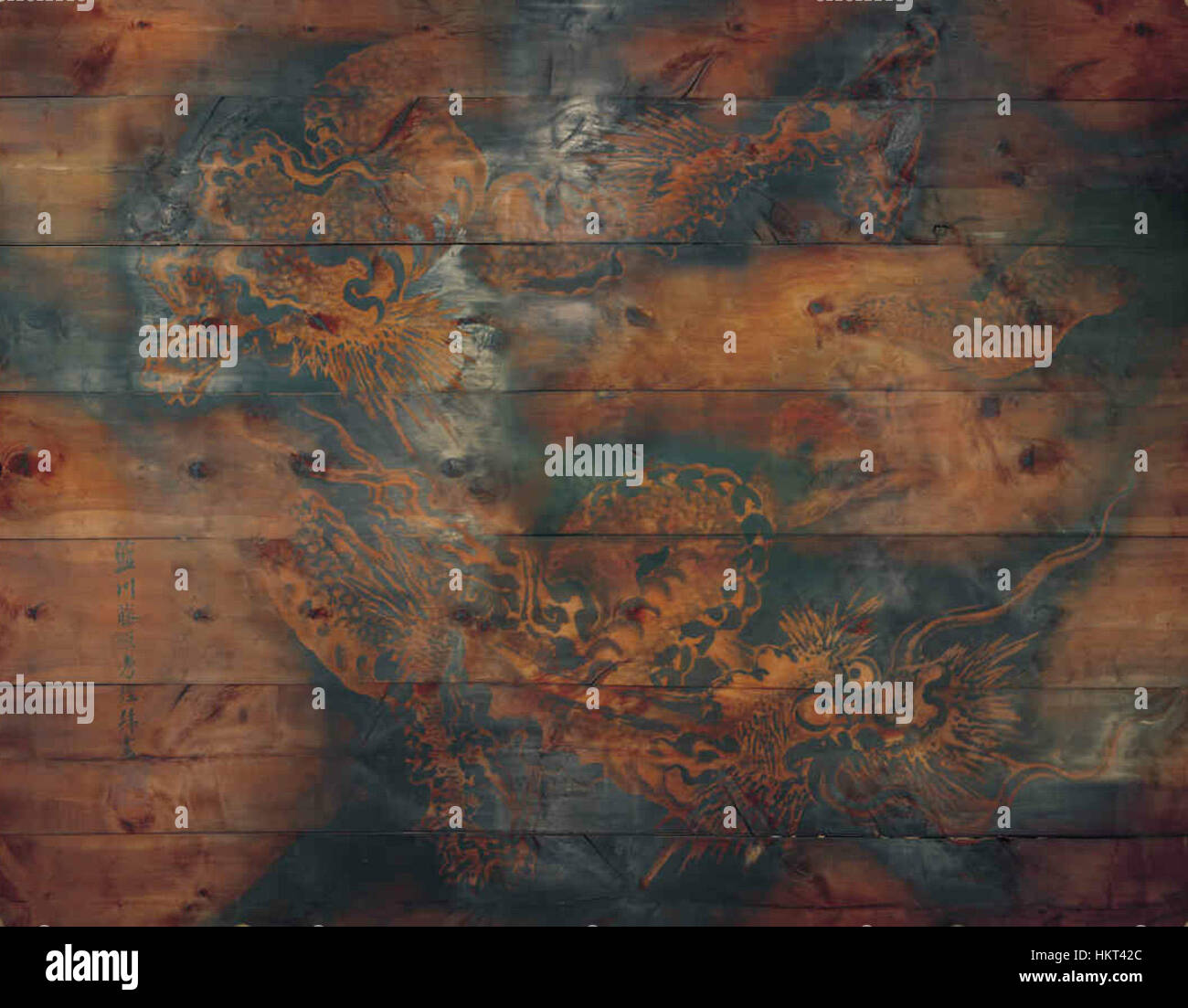 Il "Drago" di Takahashi Yuichi è una rappresentazione sorprendente della mitologia giapponese, situata presso il Santuario Hiroo Inari a Minato. L'opera d'arte presenta il drago come simbolo di potere e protezione nella cultura giapponese, mescolando elementi tradizionali con l'arte moderna. Foto Stock