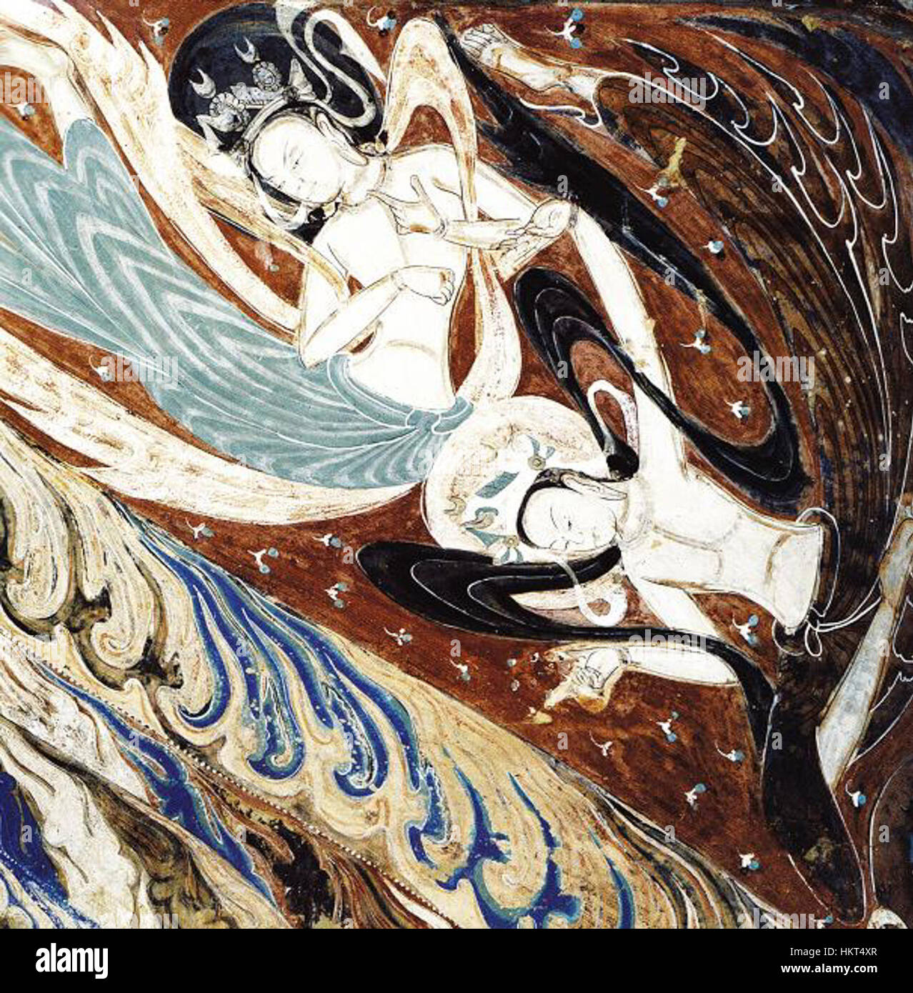 Questo murale di Dunhuang raffigura un'apsarasa volante, un essere etereo celeste nell'arte buddista, che mostra dettagli intricati e i colori vivaci tipici della dinastia Tang. Foto Stock