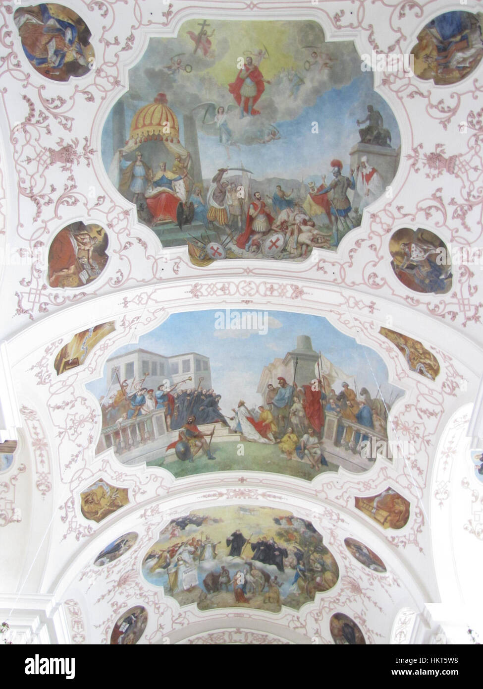 Questa opera d'arte raffigura l'abbazia di Ebersmunster in Francia, che mostra la sua bellezza architettonica e il suo significato storico. Il dipinto mette in evidenza il ruolo dell'abbazia nella vita religiosa durante i suoi anni attivi. Foto Stock