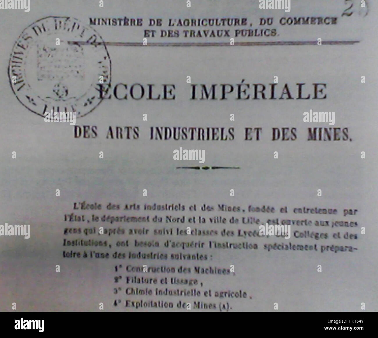 Questo dipinto storico raffigura l'Ecole Imperiale des Arts Industriels et des Mines de Lille, in seguito conosciuta come Ecole centrale de Lille, fondata nel 1860. Essa sottolinea l’impegno dell’istituzione a favore dell’istruzione industriale e il suo ruolo nello sviluppo delle competenze tecniche francesi. Foto Stock