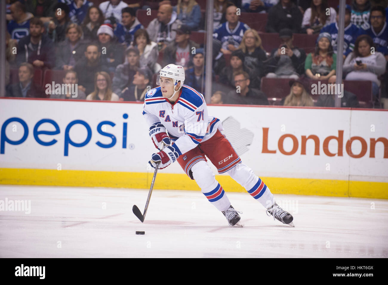 Brady Skjei del New York Rangers pattinaggio con il puck, Rogers Arena Vancouver British Columbia. Foto Stock