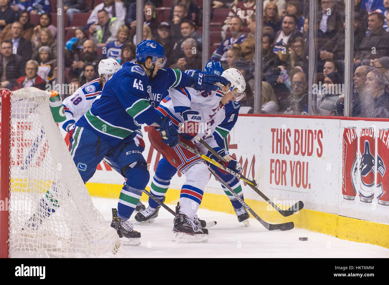 Vancouver Canuck e New York Rangers giocatori combattendo dietro l'obiettivo net, Rogers Arena Vancouver British Columbia. Foto Stock