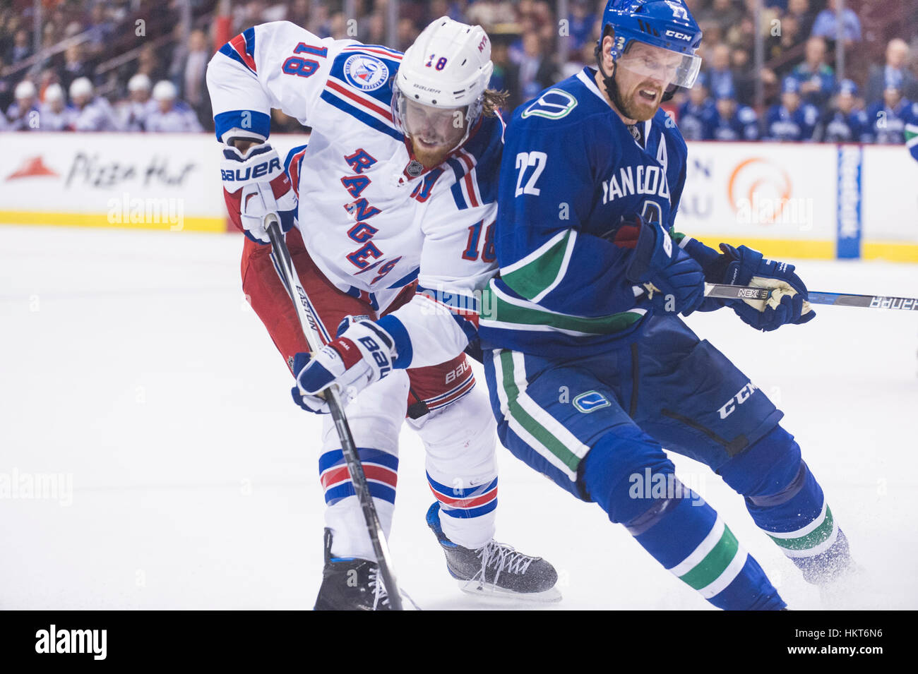 Canuck Daniel Sedin combattendo con Mark Staal della New York Rangers, Rogers Arena Vancouver British Columbia. Foto Stock