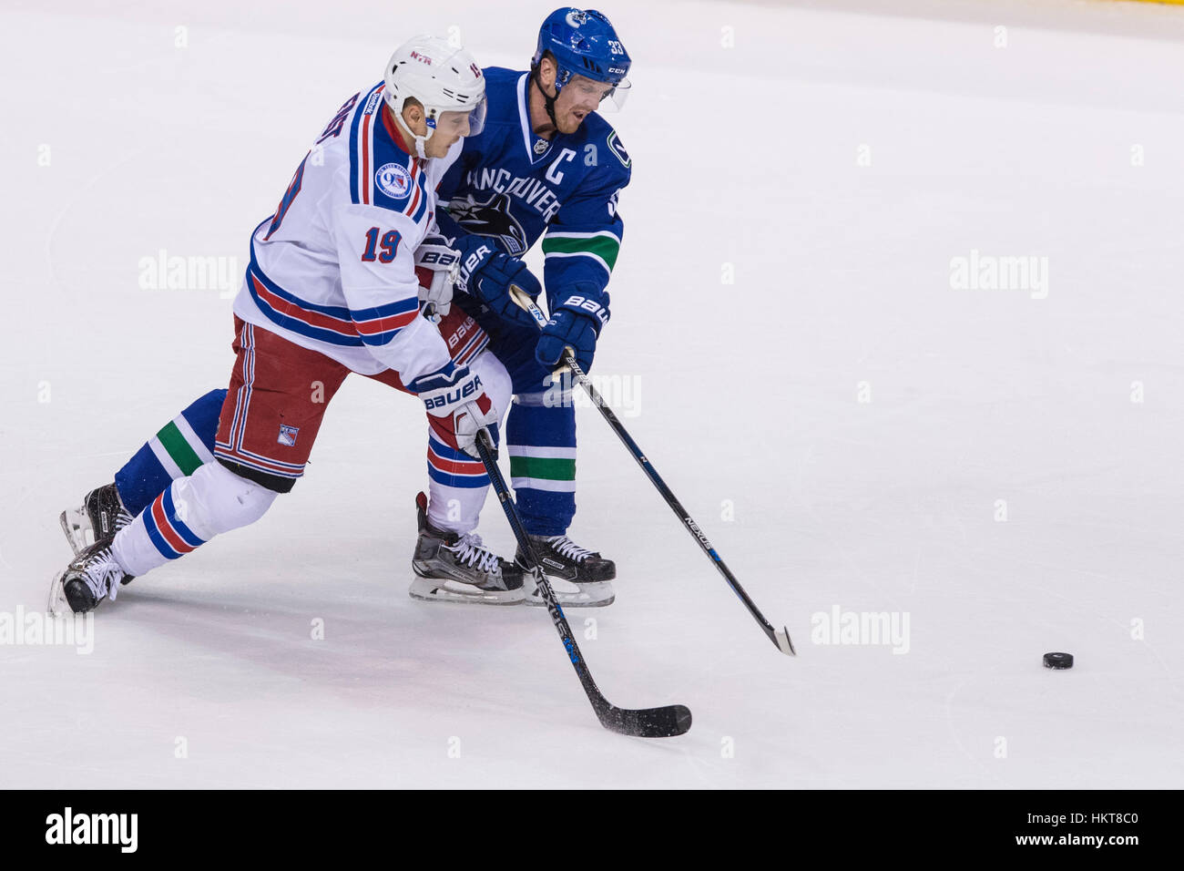 Vancouver Canucks Hendrik Sedin combattendo con Jesper veloce dei New York Rangers, Rogers Arena Vancouver British Columbia. Foto Stock