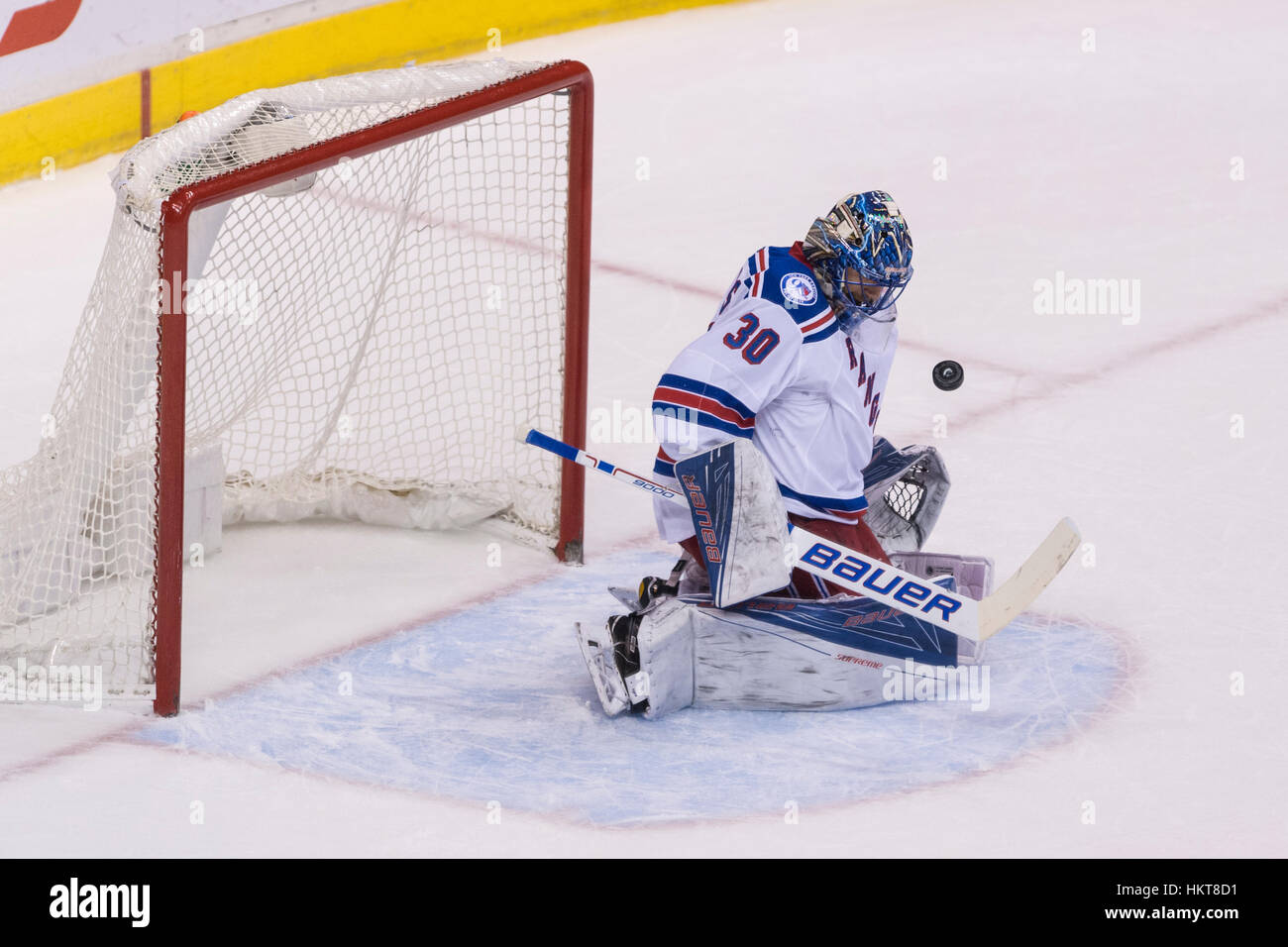Puck essendo in aria in arrivo verso il Goalie Henrik Lundqvist del New York Rangers, Rogers Arena Vancouver British Columbia. Foto Stock