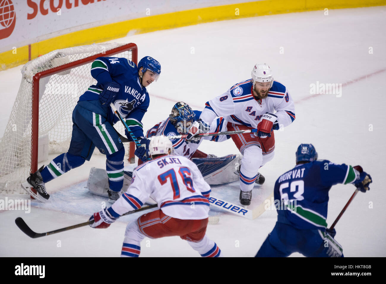 Vancouver Canucks a caccia di un puck allentata nella parte anteriore del Goalie Henrik Lundqvist del New York Rangers, Rogers Arena Vancouver British Columbia. Foto Stock