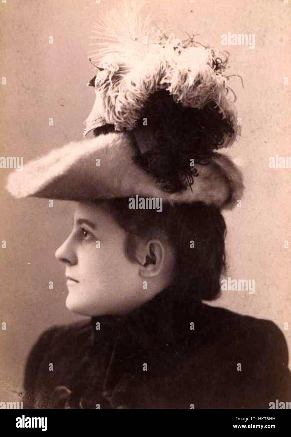 Questa opera d'arte presenta un ritratto ritagliato di Elizabeth Fraser-Price, una figura di spicco nota per i suoi contributi all'istruzione e allo sviluppo della comunità. Il pezzo cattura la sua eleganza e l'essenza dei suoi successi durante i suoi anni di attività. Foto Stock