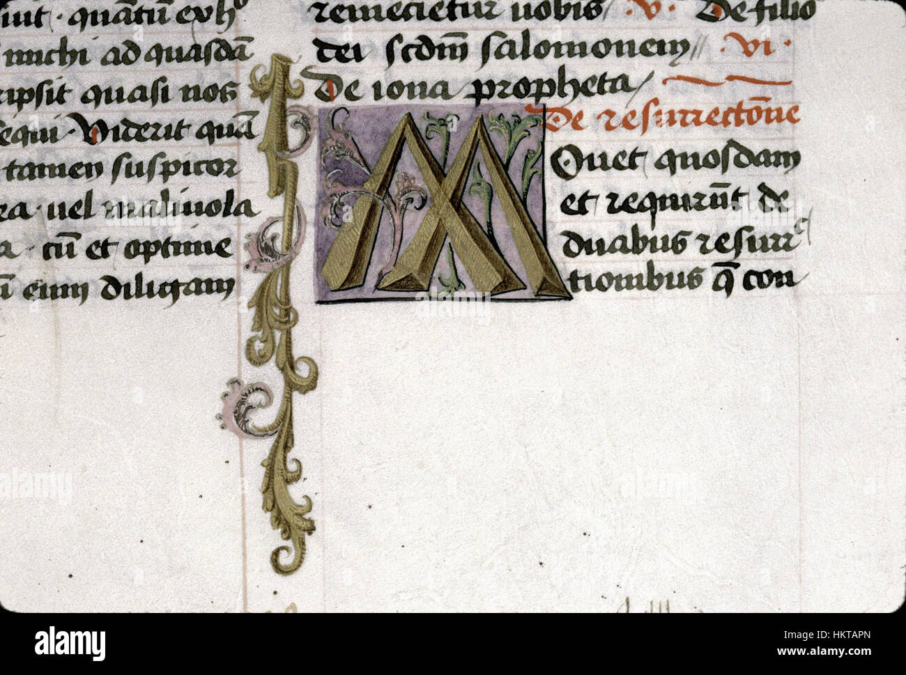 Una pagina di manoscritto delle "Epistolae de Saint Augustin", ospitata al BM Marseille (Ms209 f18), con una "M" iniziale decorata, che mostra calligrafia medievale e arte. Foto Stock