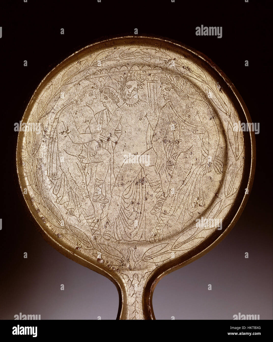 Un'immagine di uno specchio etrusco, che mostra intricati disegni dell'antica civiltà etrusca. Lo specchio presenta un artigianato simbolico e dettagliato del V secolo a.C. Foto Stock