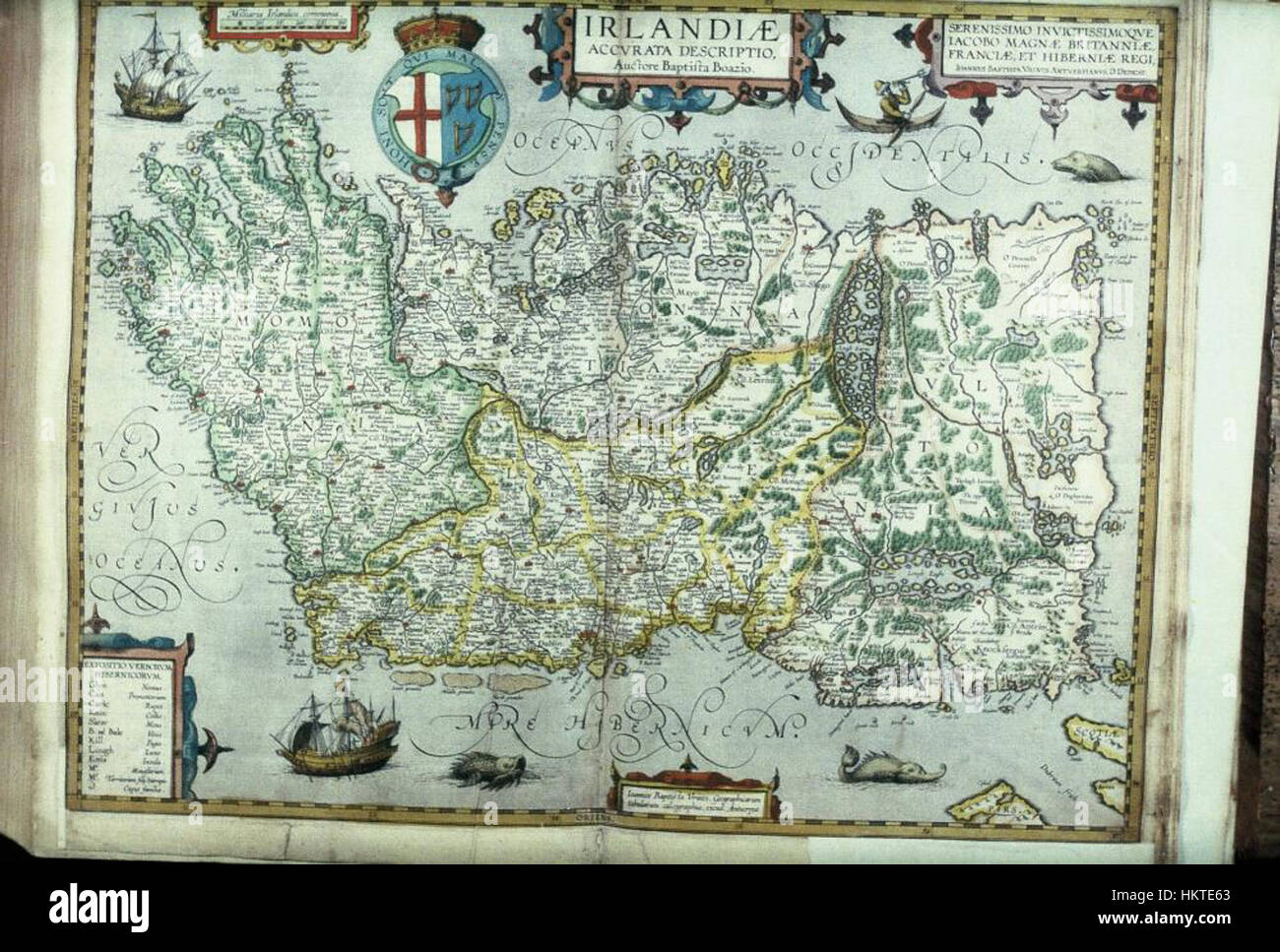 L'"Irlandiae accvrata descriptio" è un'antica mappa che illustra la geografia dell'Irlanda, ospitata nelle biblioteche Bodleiane. Questo documento storico offre una descrizione dettagliata del paesaggio, delle divisioni politiche e delle città irlandesi da una prospettiva del XVI secolo. Foto Stock