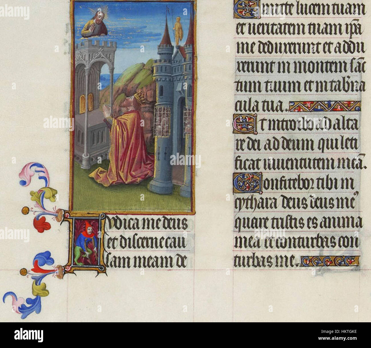 Folio 61v da un manoscritto medievale raffigura il Salmo XLII, con splendide illuminazioni che circondano il testo sacro. Il manoscritto mostra intricate calligrafie medievali e opere d'arte religiose. Foto Stock