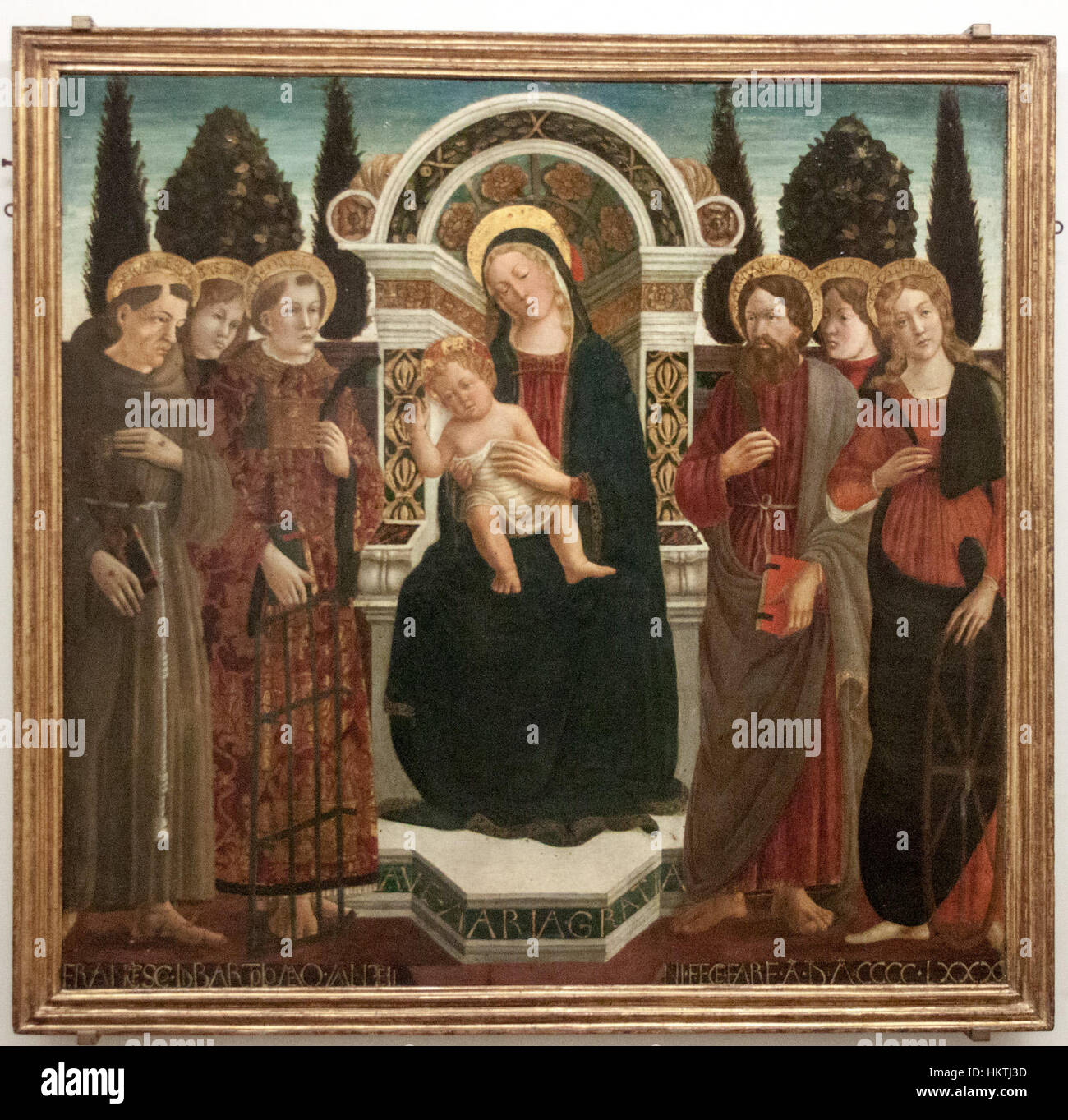 La Madonna con bambino di Francesco di Giovanni di Dominico cattura la serena bellezza della Vergine Maria con il bambino in un ritratto senza tempo della devozione cristiana. Questa interpretazione moderna di un soggetto classico mette in mostra lo stile delicato dell'artista e l'attenzione ai dettagli religiosi. Foto Stock