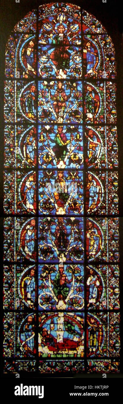 L'albero di Jesse nella Cattedrale di Chartres, creato intorno al 1145, è uno splendido esempio di arte romanica. Questo pezzo raffigura la genealogia di Gesù Cristo, con intricate incisioni di figure bibliche, che simboleggiano la fede cristiana nel lignaggio divino di Cristo. Foto Stock