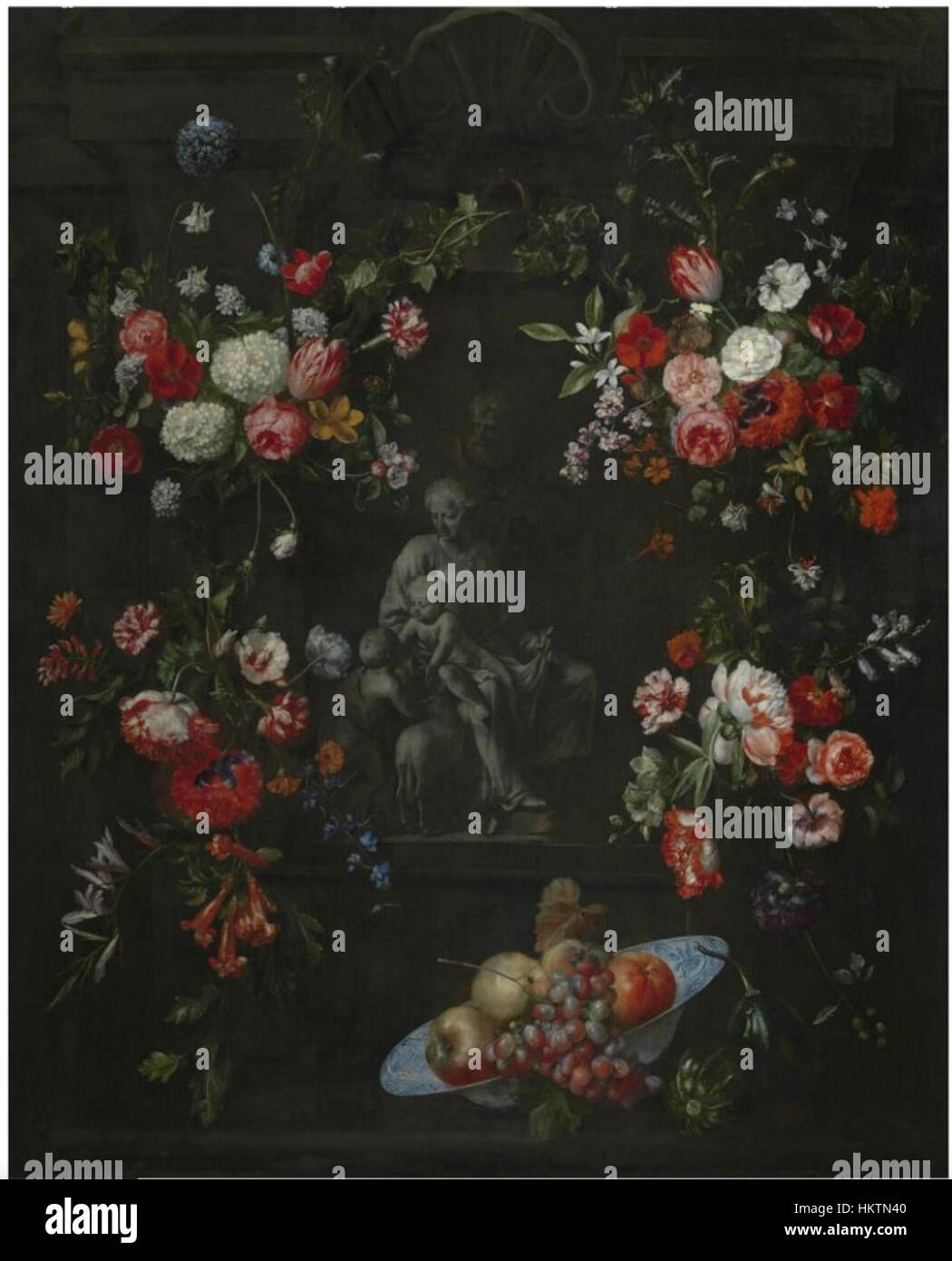 Il dipinto di Frans Ykens presenta una cornice di ghirlanda che circonda la Sacra famiglia, un'interpretazione artistica di una scena biblica. L'uso di elementi floreali e naturali come bordo decorativo aggiunge eleganza alla rappresentazione della famiglia sacra. Foto Stock