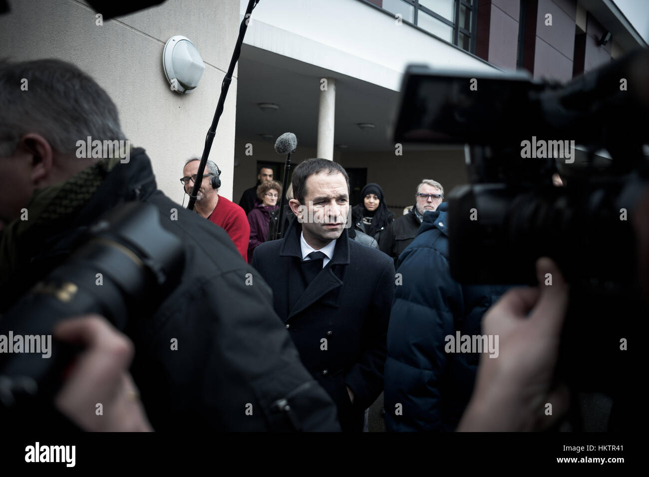 Trappes, Francia. 29 gen, 2017. Benoit Hamon passeggiate al di fuori di un seggio dopo il voto nel secondo round di sinistra principale in Trappes, Francia. Benoit Hamon, ex ministro dell'istruzione e la sinistra tradizionale winger, domenica divenne il candidato di sinistra per la Francia la prossima elezione presidenziale dopo aver battuto il suo rivale Manuel Valls nel primario di run-off, risultati parziali ha dimostrato. Credito: Xinhua/Alamy Live News Foto Stock