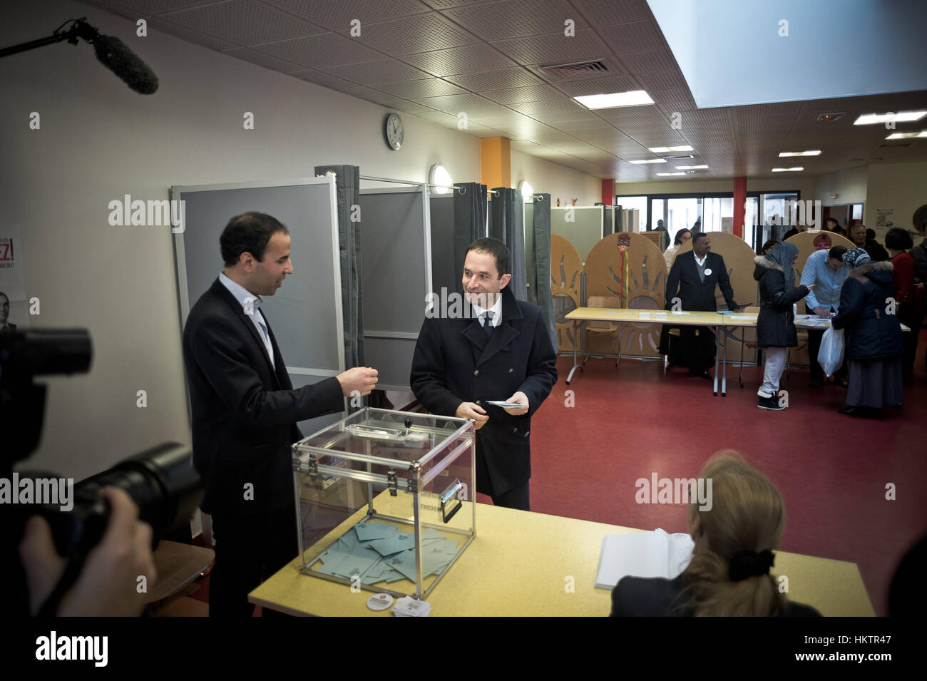 Trappes, Francia. 29 gen, 2017. Benoit Hamon (C) getta il suo voto durante la seconda tornata di primarie a sinistra in corrispondenza di una stazione di polling in Trappes, Francia. Benoit Hamon, ex ministro dell'istruzione e la sinistra tradizionale winger, domenica divenne il candidato di sinistra per la Francia la prossima elezione presidenziale dopo aver battuto il suo rivale Manuel Valls nel primario di run-off, risultati parziali ha dimostrato. Credito: Xinhua/Alamy Live News Foto Stock