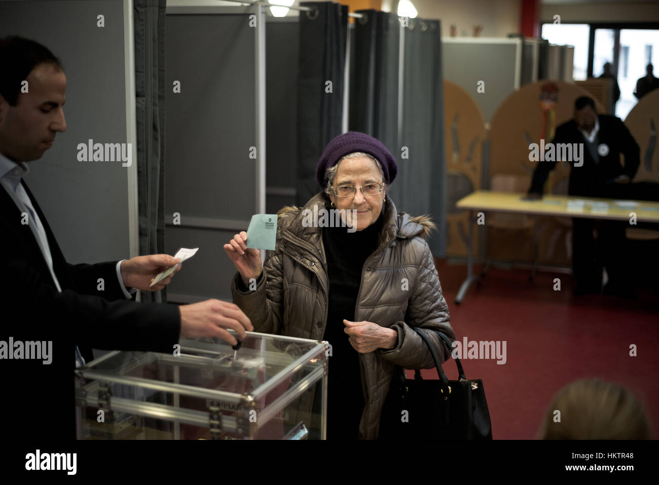 Trappes, Francia. 29 gen, 2017. Una donna getta il suo voto durante la seconda tornata di primarie a sinistra in corrispondenza di una stazione di polling in Trappes, Francia. Benoit Hamon, ex ministro dell'istruzione e la sinistra tradizionale winger, domenica divenne il candidato di sinistra per la Francia la prossima elezione presidenziale dopo aver battuto il suo rivale Manuel Valls nel primario di run-off, risultati parziali ha dimostrato. Credito: Xinhua/Alamy Live News Foto Stock