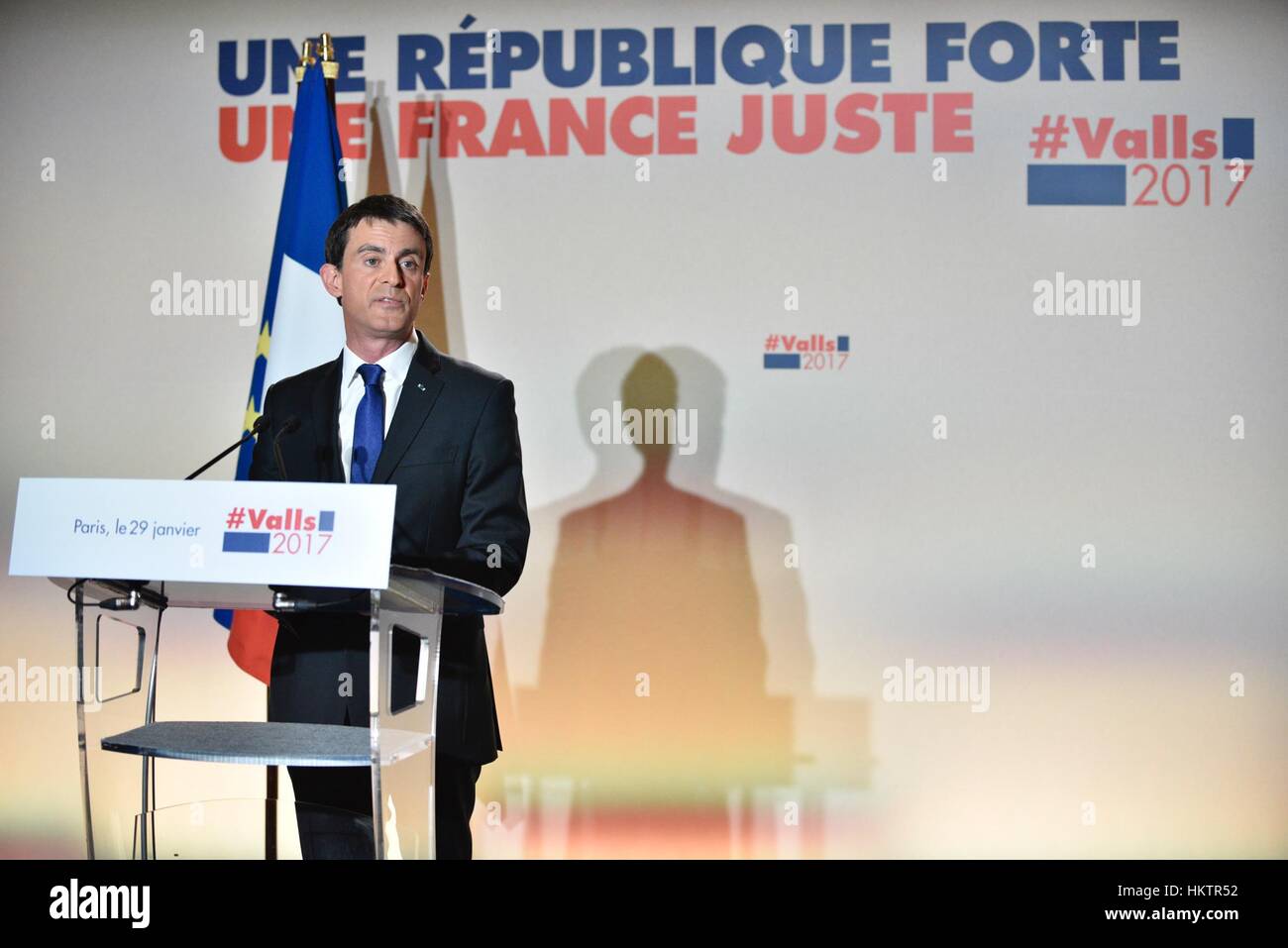 Parigi, Francia. 29 gen, 2017. Ex primo ministro francese Manuel Valls offre un discorso a Parigi, Francia. Benoit Hamon, ex ministro dell'istruzione e la sinistra tradizionale winger, domenica divenne il candidato di sinistra per la Francia la prossima elezione presidenziale dopo aver battuto il suo rivale Manuel Valls nel primario di run-off, risultati parziali ha dimostrato. Credito: Nicolas Aurier/Xinhua/Alamy Live News Foto Stock