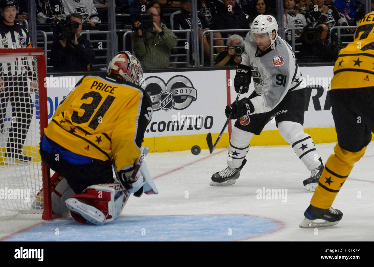 Los Angeles, Stati Uniti d'America. 29 gen, 2017. Metropolitan Division All-Stars, New York isolani' John Tavares (91) spara verso la divisione atlantica All-Stars goalie Canadesi di Montreal Carey prezzo durante il 2017 NHL All-Star Game al Staples Center di Los Angeles. Credito: San Gabriel Valley Tribune/ZUMA filo/Alamy Live News Foto Stock