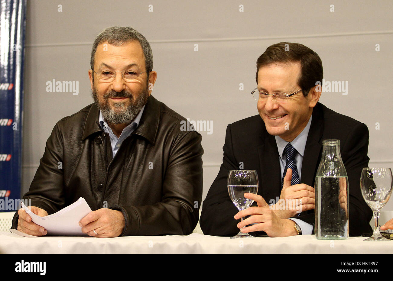 Tel Aviv, Israele. 29 gen, 2017. Ex primo ministro Israeliano Ehud Barak (L) e il leader dell opposizione Isaac Herzog frequentare un partito laburista manifestazione di Tel Aviv, Israele. Credito: Gil Cohen Magen/Xinhua/Alamy Live News Foto Stock