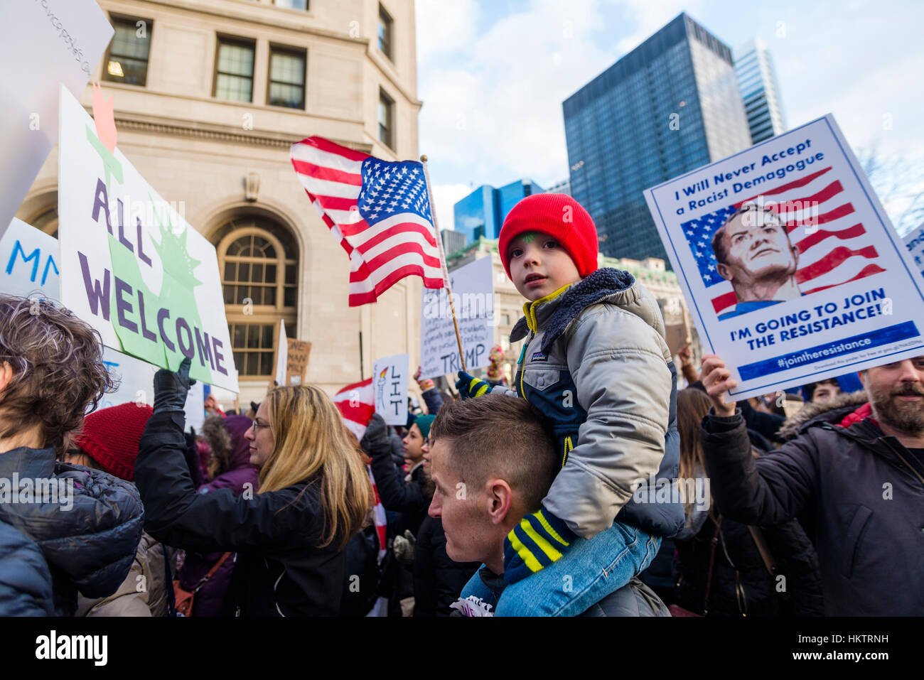 La città di New York, Stati Uniti d'America. 29 gen, 2017. Marzo & Rally: ci sarà la fine dei profughi musulmani e di divieto. Migliaia di Newyorkesi raccolse in Battery Park per un mese di marzo a Foley Square per protestare contro il Presidente Trump il divieto di viaggio contro sette prevalentemente le nazioni musulmane. Credito: Stacy Rosenstock Walsh/Alamy Live News Foto Stock