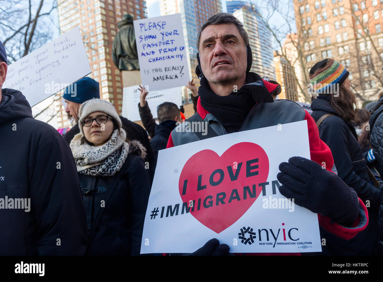 La città di New York, Stati Uniti d'America. 29 gen, 2017. Marzo & Rally: ci sarà la fine dei profughi musulmani e di divieto. Migliaia di Newyorkesi raccolse in Battery Park per un mese di marzo a Foley Square per protestare contro il Presidente Trump il divieto di viaggio contro sette prevalentemente le nazioni musulmane. Credito: Stacy Rosenstock Walsh/Alamy Live News Foto Stock