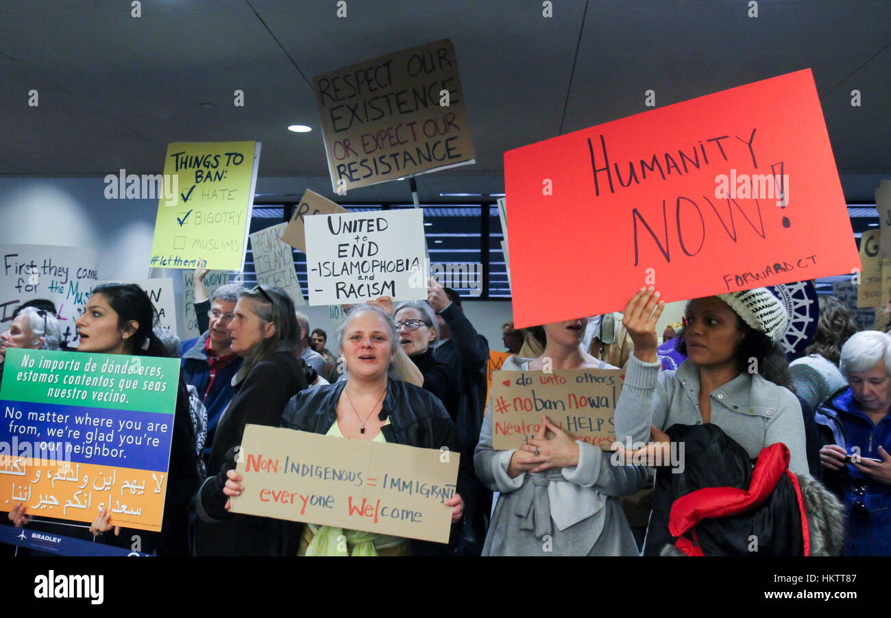 Windsor locks, Stati Uniti d'America. Il 29 gennaio, 2017. protesta contro il presidente Donald Trump's ordine esecutivo di vietare gli immigrati provenienti da sette a maggioranza islamica i paesi del Medio Oriente. Credito: Susan pease/alamy live news Foto Stock