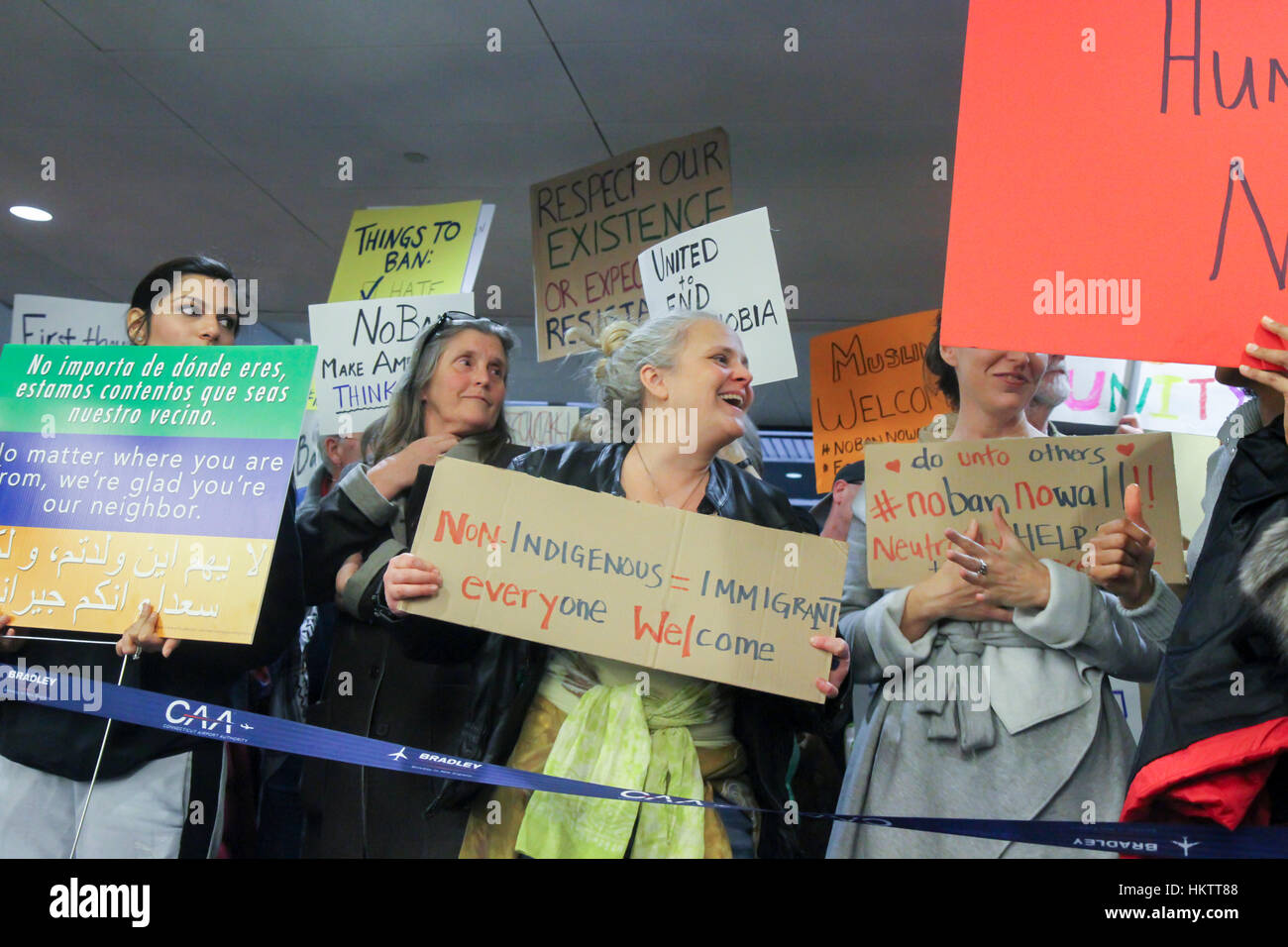Windsor locks, Stati Uniti d'America. Il 29 gennaio, 2017. protesta contro il presidente Donald Trump's ordine esecutivo di vietare gli immigrati provenienti da sette a maggioranza islamica i paesi del Medio Oriente. Credito: Susan pease/alamy live news Foto Stock