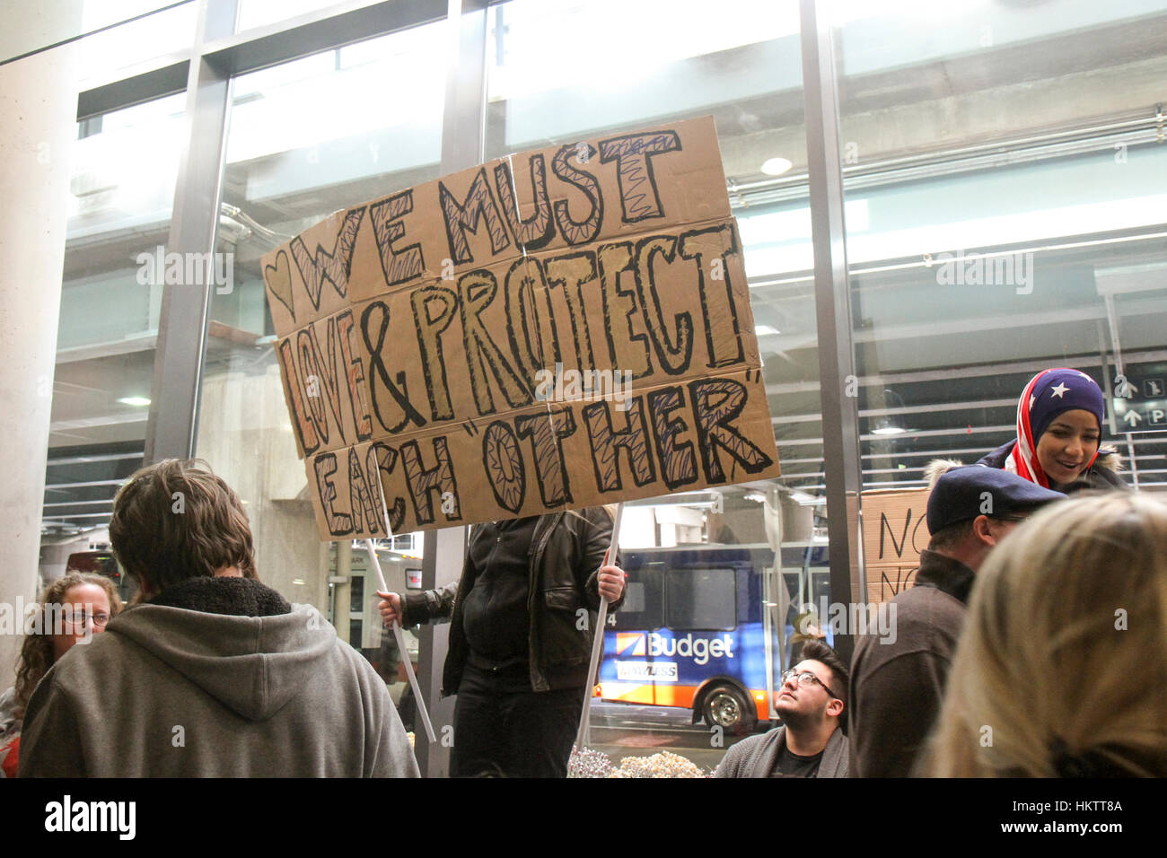 Windsor locks, Stati Uniti d'America. Il 29 gennaio, 2017. protesta contro il presidente Donald Trump's ordine esecutivo di vietare gli immigrati provenienti da sette a maggioranza islamica i paesi del Medio Oriente. Credito: Susan pease/alamy live news Foto Stock