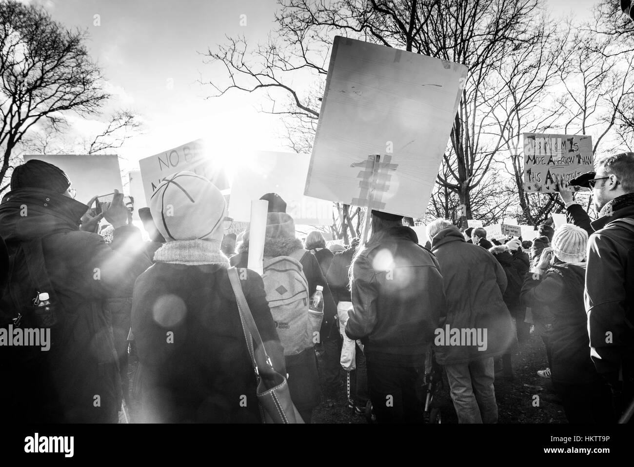 La città di New York, Stati Uniti d'America. 29 gen, 2017. I manifestanti e marche in un rally a sostegno di immigrati e di esprimere il proprio sdegno nella scia del presidente Donald Trump's divieto di immigrati musulmani e per gli Stati Uniti. Il mese di marzo ha iniziato wwith un rally in Battery Park, vicino alla Statua della Libertà e hanno marciato uptown con migliaia di persone. Credito: Brigette Supernova/Alamy Live News Foto Stock